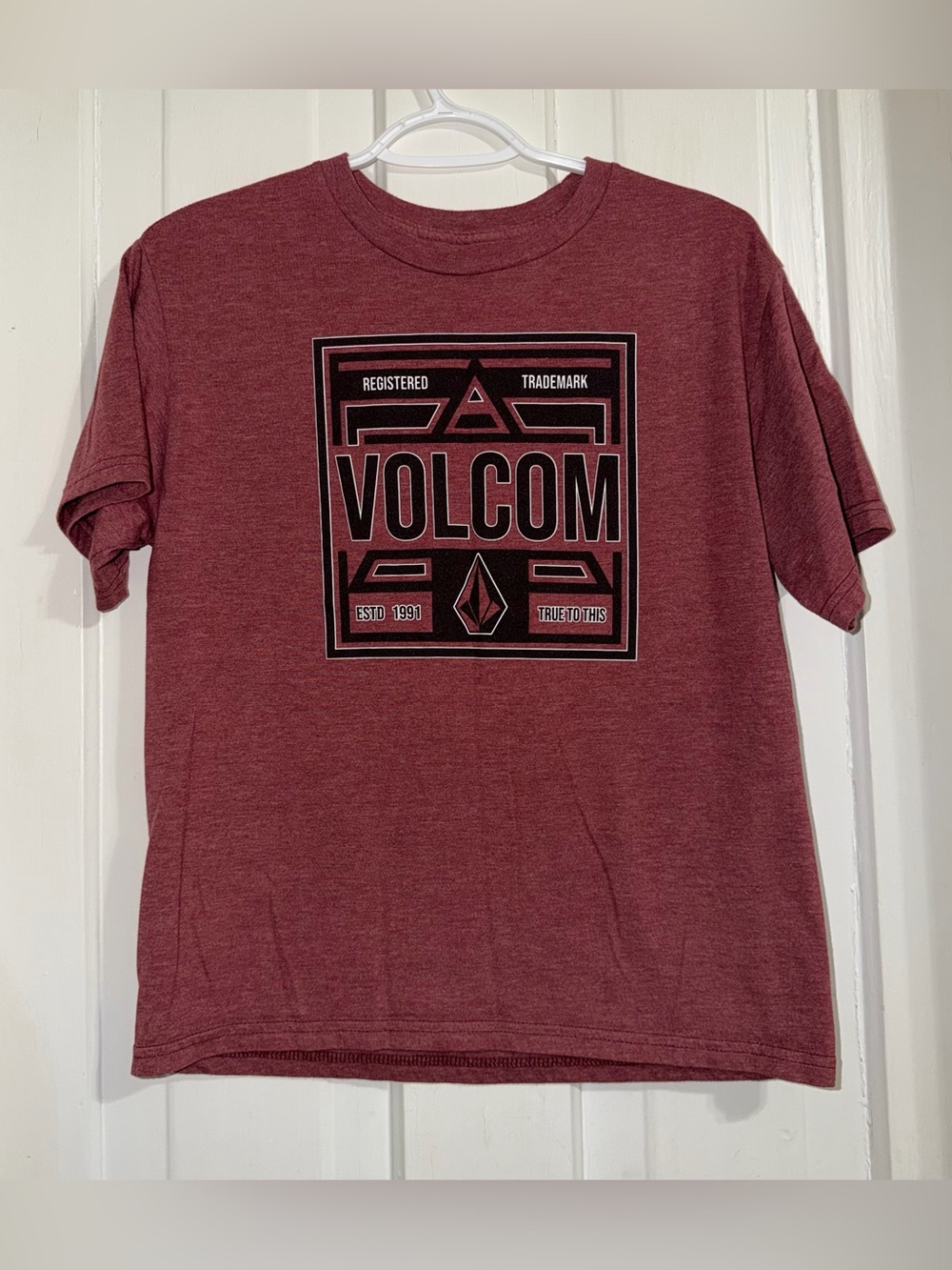 Volcom boys teens size large shirt Burgundy Graphic Short Sleeve Tee